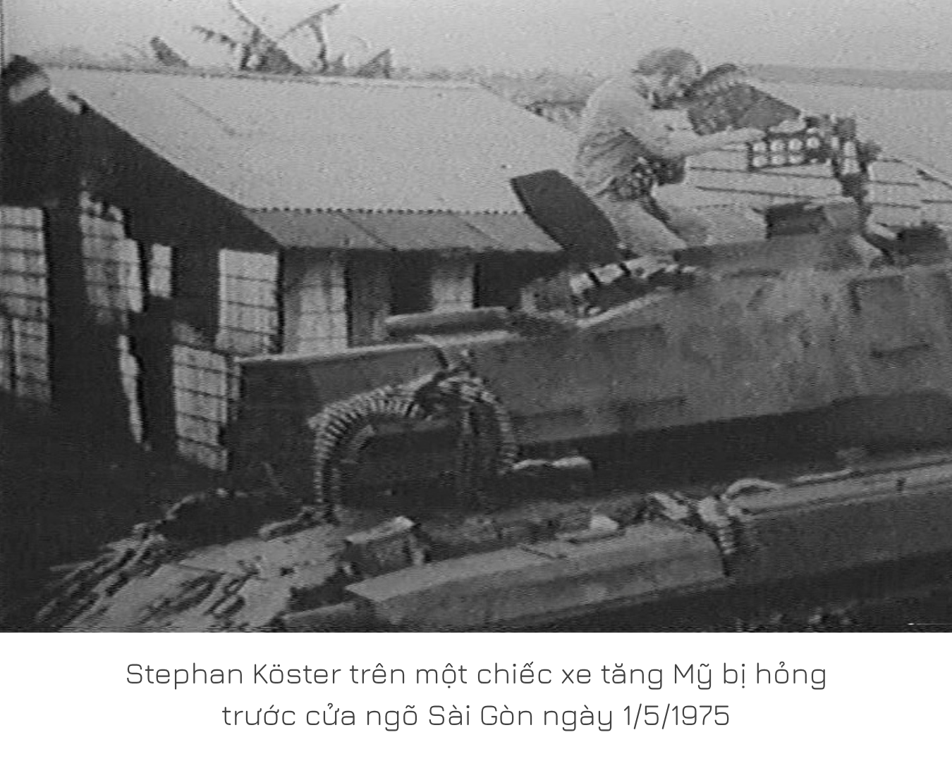 Stephan ngồi trên xe tăng